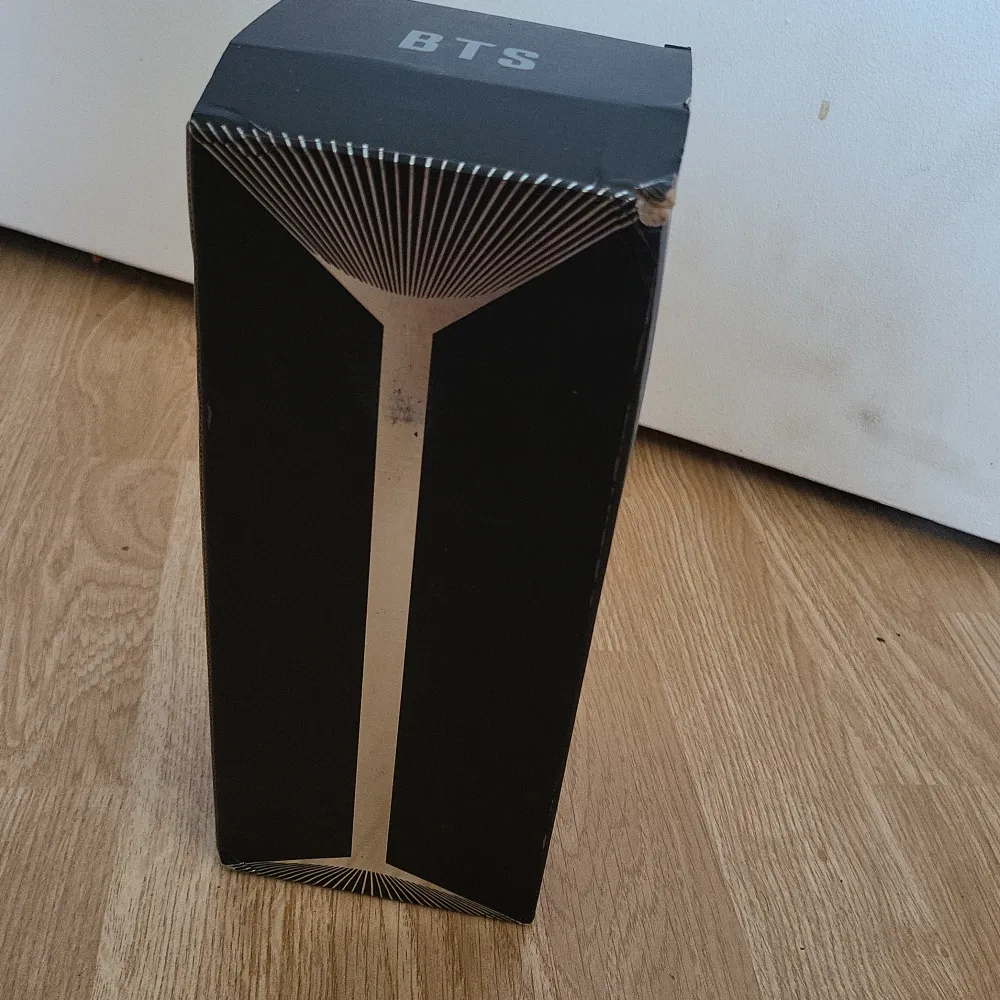 En fake bts lightstick som lyser upp dock går de inte att koppla upp den i appen men är väldigt fin ändå. Vill sälja för har skaffat officiell och ska flytta. Övrigt.