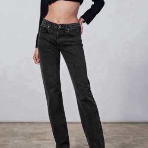 Super sköna svarta jeans. Väldigt bra skick, inte mycket slitningar! 