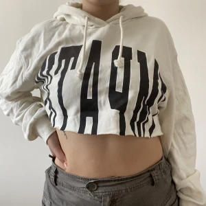 Hoodie "empathy" - Croppad hoodie med texten empathy