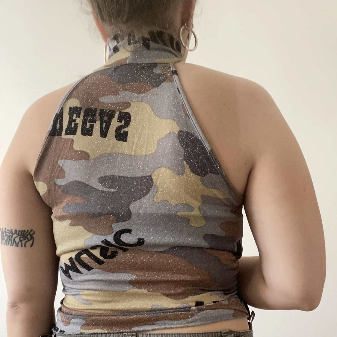 Halterneck med detalj - 90