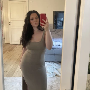 Långklänning - Klänning i jersey material från ginatricot, storlek S, jätteskön och bra skick🤍