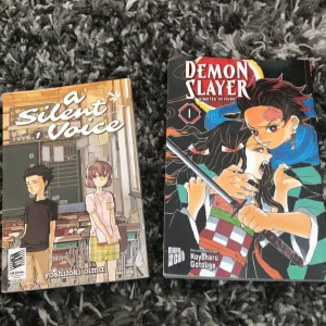Manga - Hej! Jag säljer två av mina mangas, båda = 150kr en = 75kr | jag råkade köpa demon slayer mangan på tyska istället för engelska, men a silent voice mangan är på engelska 