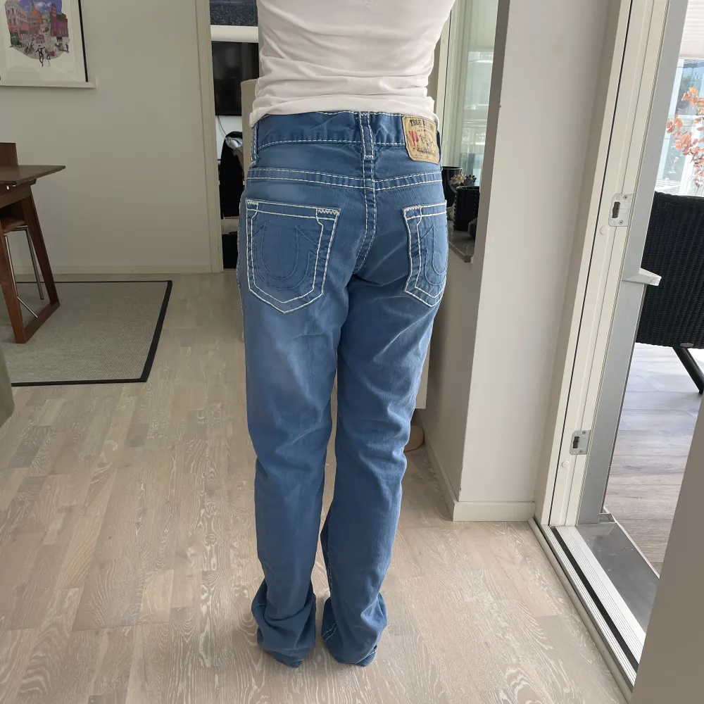 Supersnygga lite baggy blåa true religion jeans som är köpta på Plick, säljer om för att dem inte passade mig. 💓💓 Väldigt bra skick. Skriv gärna för fler frågor eller bilder 💓💓. Jeans & Byxor.