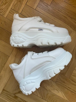 Buffalo sneakers oanvända - Säljer dessa otroliga skor som är helt oanvända från buffalo. 