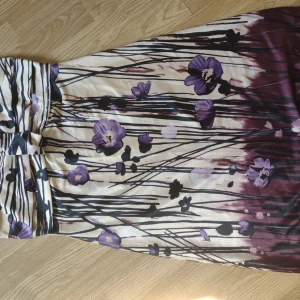 Klänning  - Säljer denna klänning från Vila  Storlek L men sitter passar dom som har storlek M 