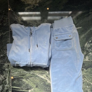 Juicy couture set  - Detta är ett ljusblått juicy couture set! Har använts ett fåtal gånger