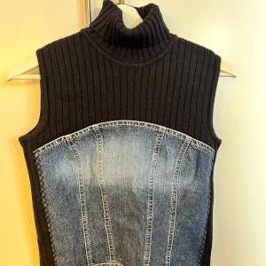 Cool polo/jeans topp - Cool polotopp med jeansdetalj. Går att styla så snyggt och är unik. Säljes då den inte är min stil längre. Passar ca storlek 38 skulle jag säga