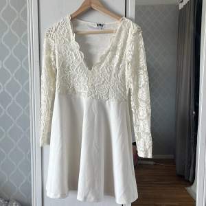  Jättefin vit klänning i storlek M men passar mer som S. Den är köpt genom plick. Där med att klänningen använt två gånger från förra ägaren. köparen står för frakt eller så kan man mötan.