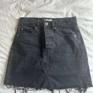 Svart jeanskjol - Svart jeanskjol från Gina tricot!  Knappt använd! 
