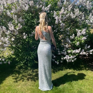 Balklänning - Säljer min fina balklänning ifrån na-kd som nästan alltid är slutsåld 💖 Köpt för 999kr men säljer för halva då den är precis som ny fortfarande 🙌🏻