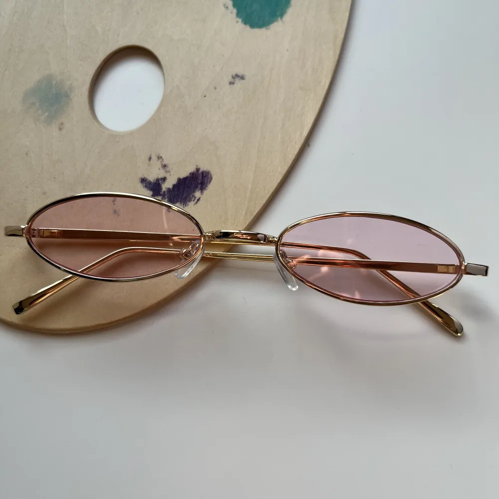 Snygga och stylish rosa tintade solglasögon, perfekta till en gullig sommarlook!. Accessoarer.