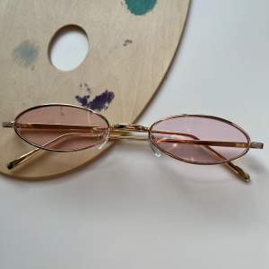 Snygga och stylish rosa tintade solglasögon, perfekta till en gullig sommarlook!