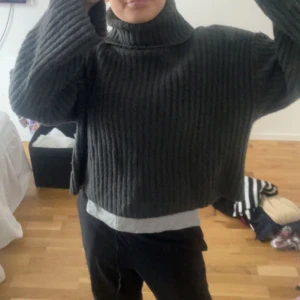 Mörkgrön stickad tröja  - Så varm och gosig mörkgrön stickad tröja med krage❤️