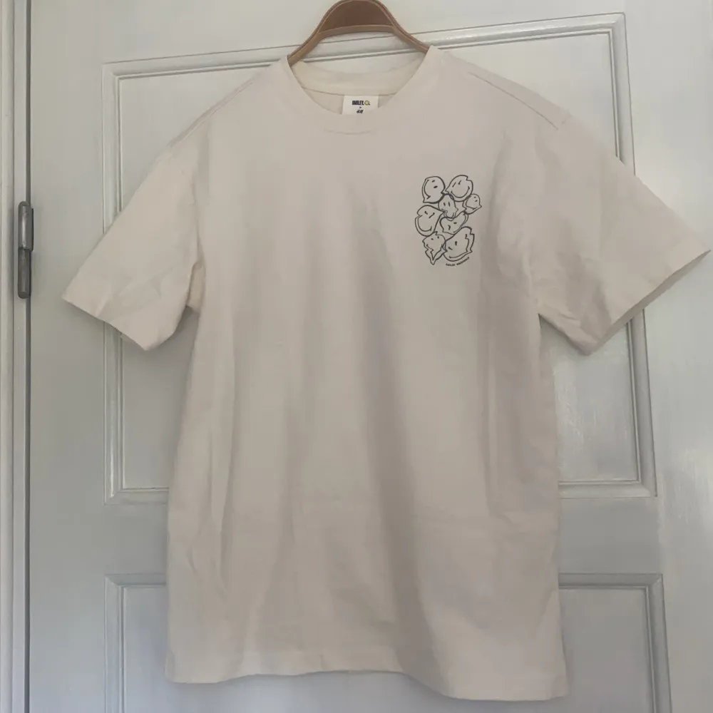 😀Oversized T-shirt med print. Köpt på herravdelningen, men funkar absolut oavsett kön! Passar en storlek en storlek XS-M beroende på hur du vill ha passformen. Frakt tillkommer!. T-shirts.