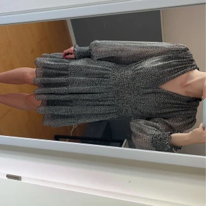 Zaraklänning - Mönstrad klänning från zara