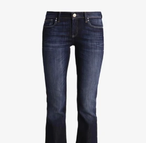 Low waist jeans - Jätte coola låga jeans! Säljer då de har blivit försmå. Bra skick!💕