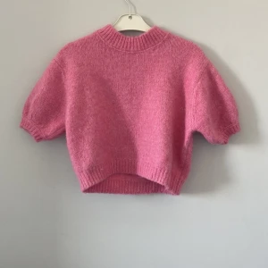 Stickad tröja - Jättegullig stickad tröja från Zara🥰Använd ett fåtal gånger💗