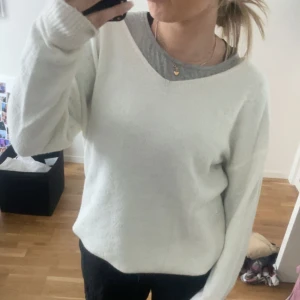 Vit stickad tröja  - En vanlig tunn vit stickad tröja ❤️
