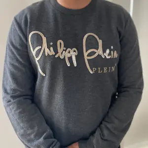 En exklusive Philipp Plein sweatshirt säljer jag då den inte används längre.