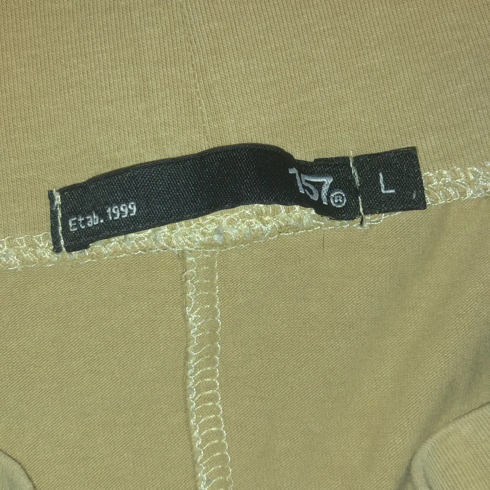 Utsvängda byxor från lager 157 som är luftiga och sköna . Jeans & Byxor.