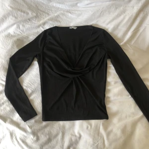 långärmad festtop strl S - Långärmad tröja i semi-stretchigt material från Cubus. Köparen står för frakt. Dma gärna vid frågor eller funderingar:)