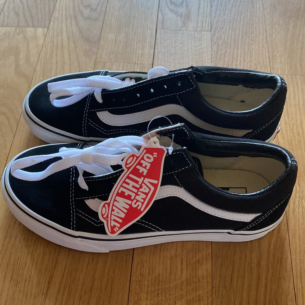 säljer ett par helt nya Vans i storlek 37! de har aldrig använts tidigare och är i toppskick, förutom en pytteliten grå prick på ena snöret 🫶🏼. Skor.