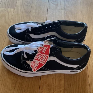 Vans - säljer ett par helt nya Vans i storlek 37! de har aldrig använts tidigare och är i toppskick, förutom en pytteliten grå prick på ena snöret 🫶🏼
