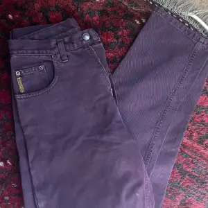 Supercoola lila jeans som tyvärr används för lite och därmed rensas ut! Straight modell.