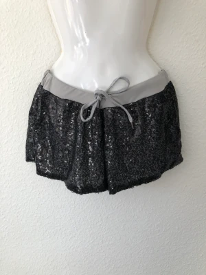 Shorts med paljetter  - Shorts med paljetter storlek L 