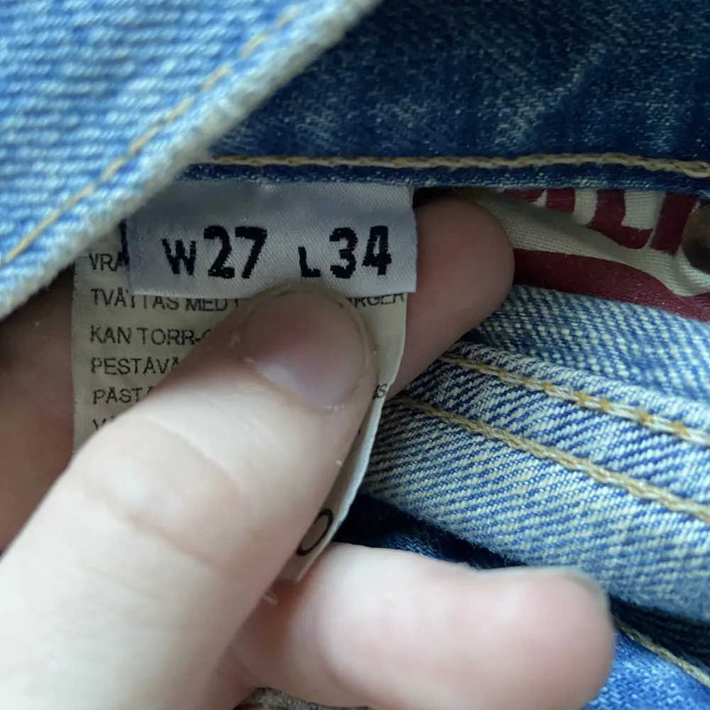 Snygga lågmidjade Crocker jeans i en ljusare wash! Midjemått: 27 Längd: 34 Skriv gärna för fler mått eller bilder! :)). Jeans & Byxor.