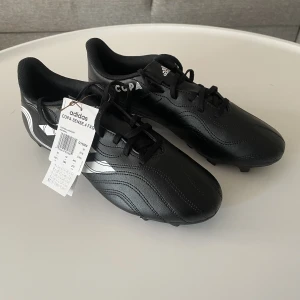 NYA Adidas fotbollsskor - Hej! Säjer ett par oanvända adidas copa sense.4 flexible ground boots. Nypris på dem är 970 kr. Slutsålda på Adidas. Säljes pga fel storlek. Taggen finns kvar.