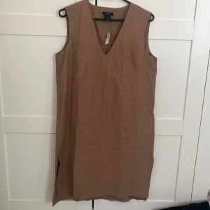 Klänning  - En klänning för vardagen. Använd 0 gånger (etikett fortfarande kvar)