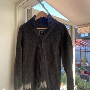 G star Zip up  - En väldigt tjock och varm zip tröja från märket G-Star. Tröjan är tjockstickad och är super skön på kalla dagar och kvällar. Helt nu endast använd ett par gånger. 