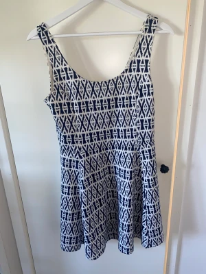 Klänning - Söt klänning perfekt för sommaren Min systers gamla klänning som blivit för liten för henne och inte riktigt min stil Finns tecken på användning som i nacken, men annars bra skick! Skriv gärna om ni har frågor eller vill ha fler bilder!🌸