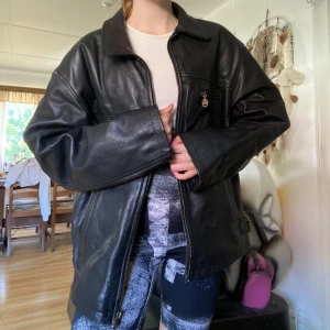 Äkta läderjacka  - Äkta läderjacka Lite söner inuti, men inget man ser när man använder jackan! Nypris: ca 3499kr!