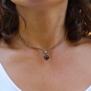 Handgjort kristallhalband med tigeröga - Handgjort halsband med naturliga tiger- och kattögastenar. Halsbandet är gjort i tålig vaxad tråd och har justerbar storlek. 