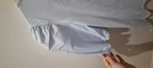 Puff armat dam blus - Helt nytt dam t shirt, de har puffiga armar och är kort armad.  Är helt ny  har inte tagit på mig för ut.  Köpte för 200kr och säljer för 100kr.  Tyvärr så kan jag inte shipa utan träffas inom Stockholm. 