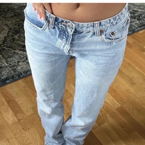 Midrise jeans - Säljer midrise jeans i storlek 40 som är ganska stora på mig. Skitsnygg färg nu till sommaren☺️