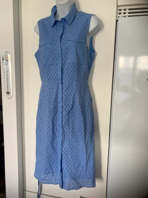 Holly &whyte skjortklänning i stl 38. Oanvänt  - Holly&whyte blå skjortklänning i stl 38. Oanvänt 