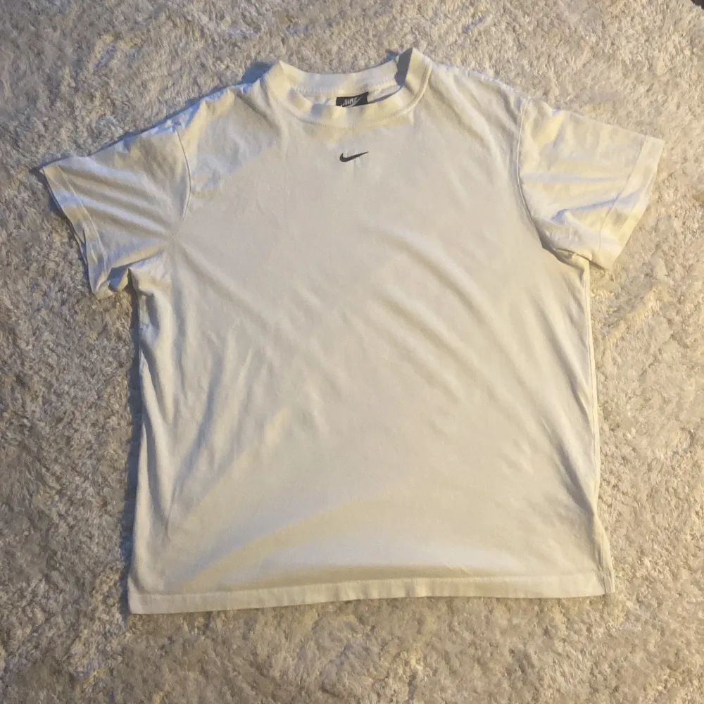 Säljer en vit oversized nike t-shirt. Den är i bra skick och få deffekter. Storlek S. Pris 150 kr.. T-shirts.