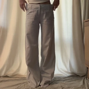 Beigea linnebyxor - Beigea linnebyxor i storlek 36/38. Jag är 163 cm och har normalt storlek 34. Uppskattar att dom sitter lite baggy på en storlek 36 och mer tight på 38. Bra skick och inte genomskinliga. Färgen är som på bild 3. Fickor på sidan. Frakt ingår i priset.