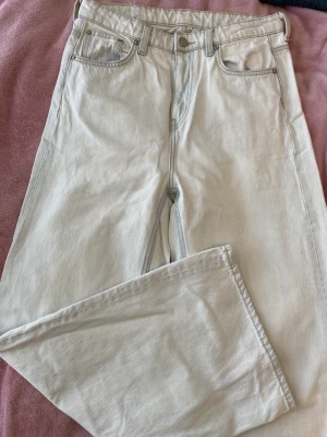 Weekday Ace strl 26*30 - Ljusa Högmidjade weekday ace. Hela o fina. Innerbenslängd 72 cm, rakt över midjan 36 cm.