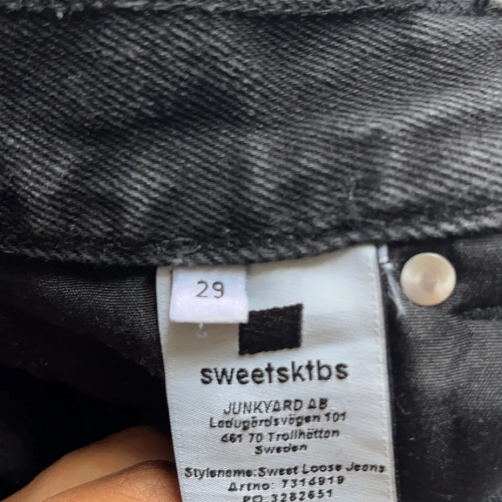Baggy Jeans från sweetsktbs. Använda max 2 gånger är i nyskick. Nypris runt 700kr.. Jeans & Byxor.