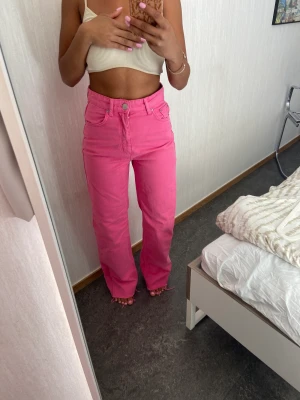 Cerise rosa byxor  - Jeans i cerise färg 