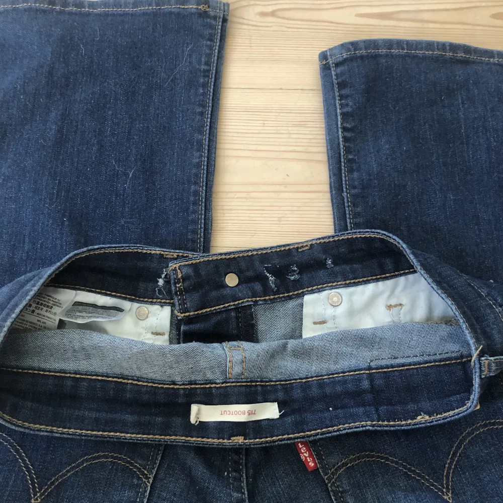 Ett par jättefina Levis bootcut jeans. Då de är förstora för mig så kan jag tyvärr inte visa dem på. Bra skick, men hål i linningen från förra ägaren. Nypris 1200.. Jeans & Byxor.