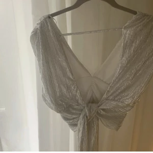 Topp - Silvrig topp från gina tricot med knytning i ryggen, säljer vid intresse!