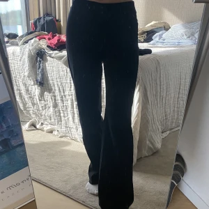 Kostymbyxor  - Lågmidjade kostymbyxor från Esprit. Nypris 800kr. Har andvänts fåtal gånger och i mycket bra skick. Säljer då jag har ett till par kostymbyxor. 