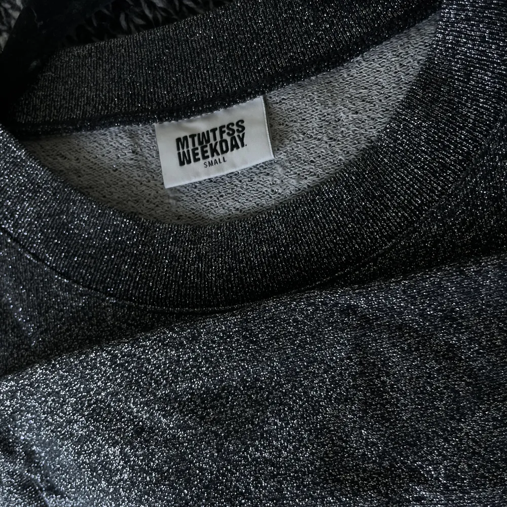 Glittrig oversized sweatshirt från weekday i storlek S. Bra skick. . Tröjor & Koftor.