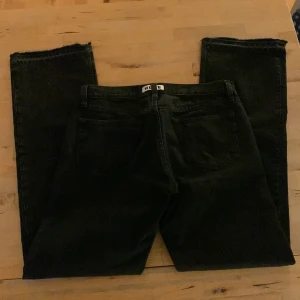 HOPE byxor  - W: 30 L: 34.  Jag har använt dessa en gång. Byxorna säljs nu för att de är för små i midjan. Köptes på HOPE butiken på Götgatan för 1500kr.