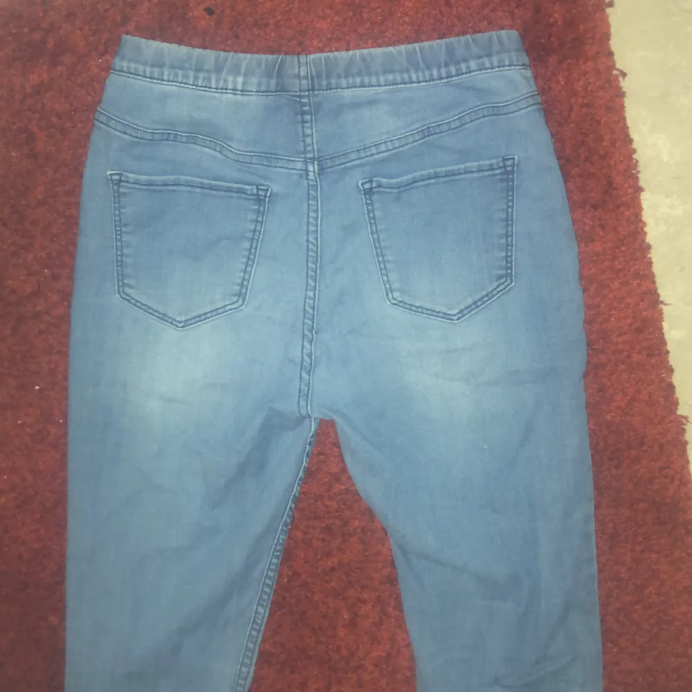 Tight stretchy blue jeans leggings with kinda soft fabric. They have no zipper. I’ve had them for about 4 years but haven’t used them a lot. In great condition.. Jeans & Byxor.